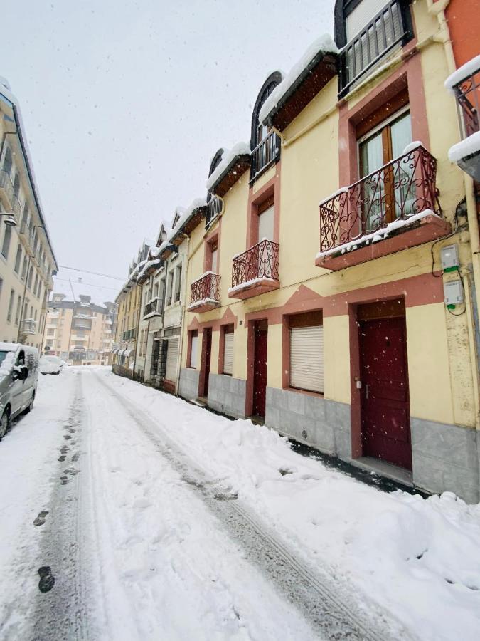 Le Navarre, charmant T2 familial équipé, en rez-de-chaussée, très bien situé en centre ville de Cauterets Exterior foto